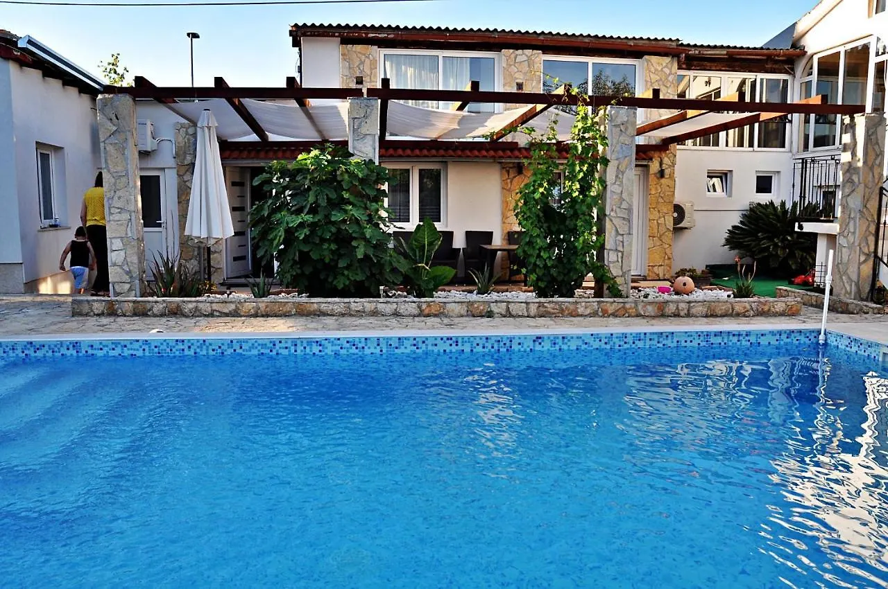 Azzuro Apartmani Pula 0*,  Kroatien