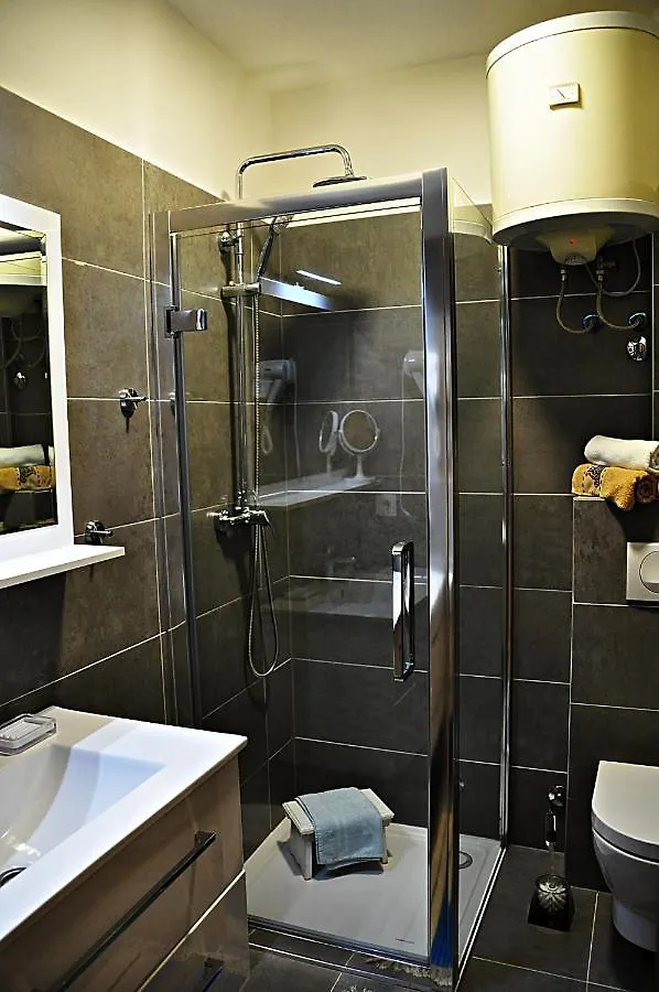 Azzuro Apartmani Pula 0*,