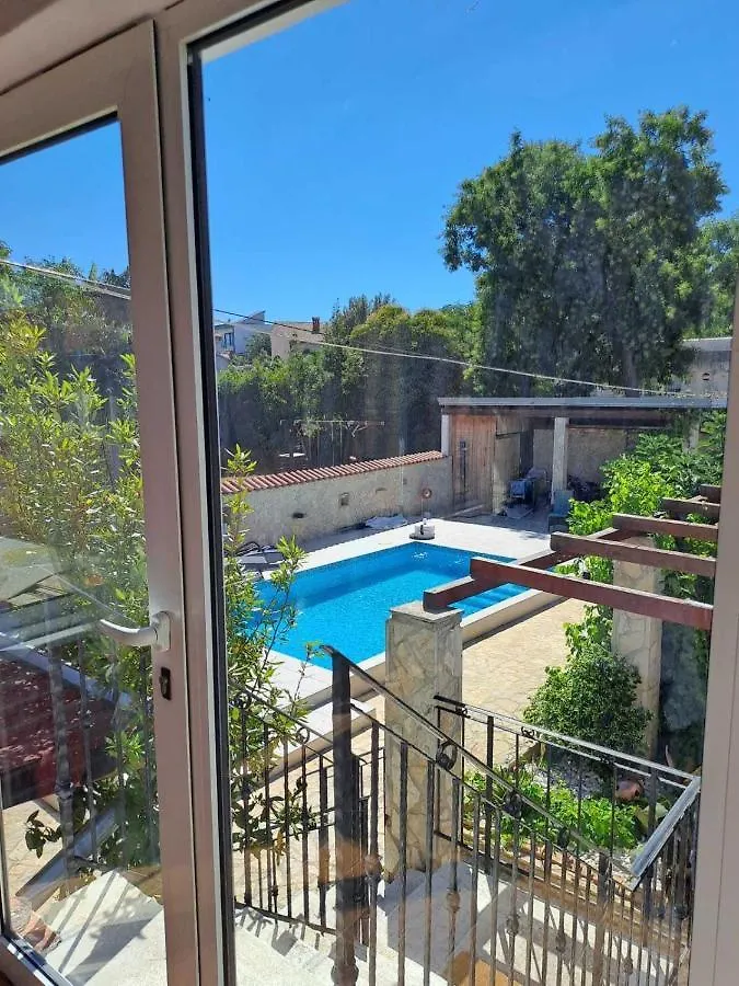 Azzuro Apartmani Pula 0*,